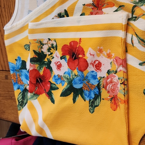 Flying Tomato,  Excellent Condition,  Women's Top,  red/yellow floral, Size XS - Picture 6 of 8